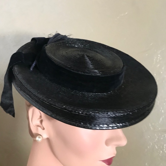 INVENTIVE 1930s' BLACK STRAW TILT HAT WITH CRAFTED LONG FEATHER & BOW - Picture 9 of 12